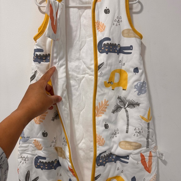 CHILDLIKE BEHAVIOR AGE 0+ White with gray zipper. - Picture 5 of 11